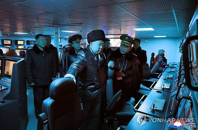 김정은, 최현호서 미사일 시험발사 참관 (평양 조선중앙통신=연합뉴스) 김정은 북한 국무위원장이 지난 3-4일 남포조선소에 있는 구축함 '최현호'에 올라 "해병들의 함운용훈련실태와 함의 성능 및 작전수행능력평가 시험공정을 료해(파악)"했다고 조선중앙통신이 5일 보도했다. 2026.3.5 
    [국내에서만 사용가능. 재배포 금지. For Use Only in the Republic of Korea. No Redistribution] nkphoto@yna.co.kr