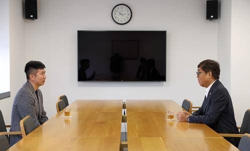 최휘영 문체부 장관(오른쪽)과 대화하는 유승민 체육회장 [문화체육관광부 제공. 재판매 및 DB 금지]