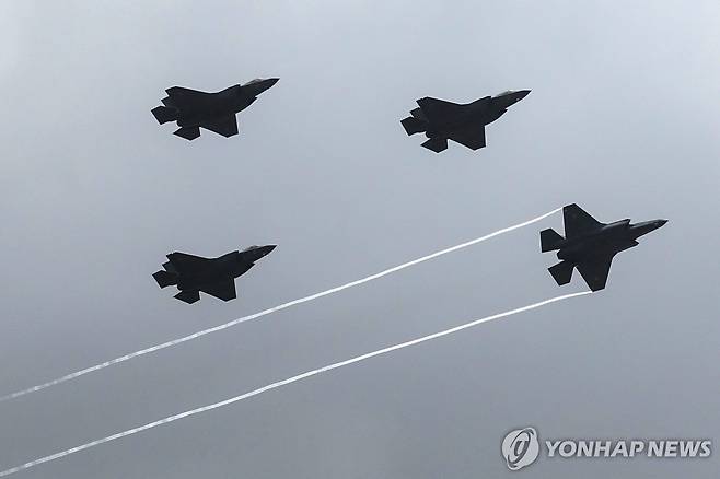 편대 비행하는 이스라엘 공군의 F-35 전투기들 [EPA 연합뉴스 자료사진]