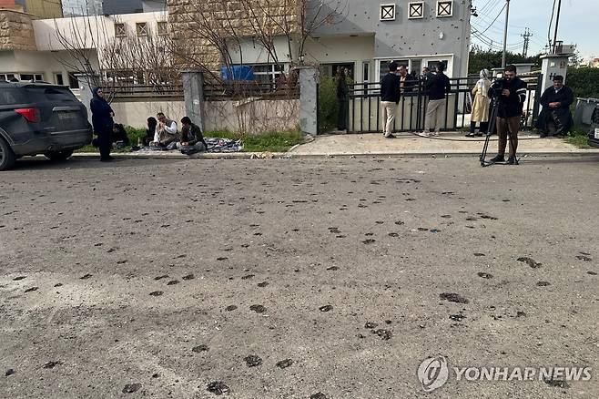 드론 공격 당한 이라크 이르빌의 이라크 쿠르드족 거주지역 (이르빌 <이라크 쿠르디스탄 자치구> 2026년 3월 4일 이라크 쿠르디스탄 자치구 이르빌에서 드론 공격을 받은 주택 근처에 사람들이 모여 있다. (AP Photo/Salar Salim) 2026.3.5.