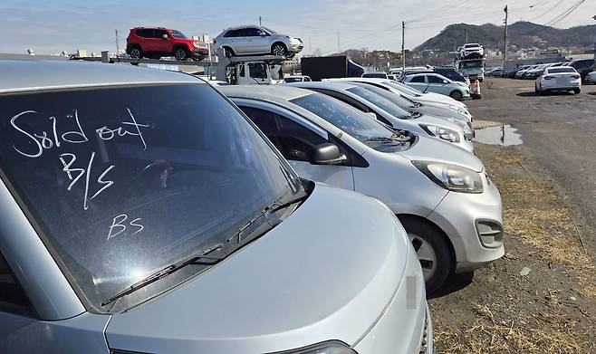 인천 옥련동 중고차 수출단지에 주차된 차량들  [촬영 최은지]