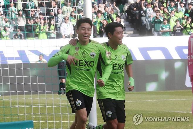 전북 이동준, 추가골 (전주=연합뉴스) 나보배 기자 = 1일 전북 전주월드컵경기장에서 열린 하나은행 K리그1 2026 1라운드 전북 현대와 부천 FC의 경기. 후반전 전북 이동준이 골을 넣은 뒤 세리머니하고 있다. 2026.3.1 warm@yna.co.kr