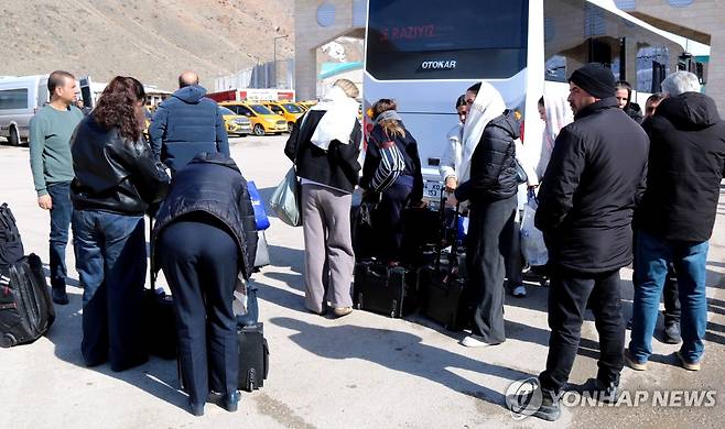 육로로 귀국하는 이란 여객기 승무원들 (카프쾨이[튀르키예]=연합뉴스) 김동호 특파원 = 4일(현지시간) 카프쾨이 검문소를 통해 이란으로 돌아가려는 이란 마한항공 승무원들. 2026.3.5 dk@yna.co.kr