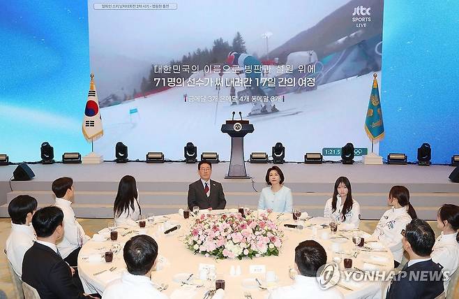 이재명 대통령, 동계올림픽 선수단 격려 오찬 (서울=연합뉴스) 김도훈 기자 = 이재명 대통령과 김혜경 여사가 5일 청와대 영빈관에서 열린 밀라노-코르티나 동계올림픽 선수단 격려 오찬에서 영상을 보고 있다. 2026.3.5 superdoo82@yna.co.kr