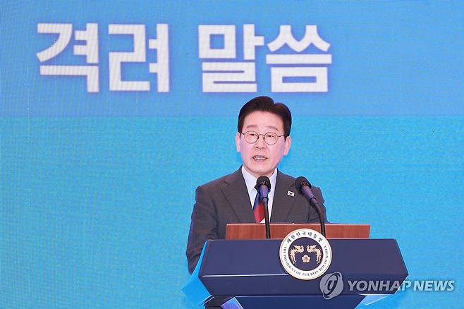 이재명 대통령, 동계올림픽 선수단 격려 (서울=연합뉴스) 김도훈 기자 = 이재명 대통령이 5일 청와대 영빈관에서 열린 밀라노-코르티나 동계올림픽 선수단 초청 오찬에서 격려사를 하고 있다. 2026.3.5 superdoo82@yna.co.kr