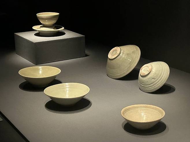 고려시대에 제작된 백자 완      (서울=연합뉴스) 김예나 기자 = 5일 서울 강남구 호림박물관 신사분관에서 열린 '미묘지색(微妙之色) -고려 백자와 조선 청자' 특별전에 11세기 제작된 것으로 추정되는 고려 백자가 전시돼 있다. 2026.3.5
    yes@yna.co.kr