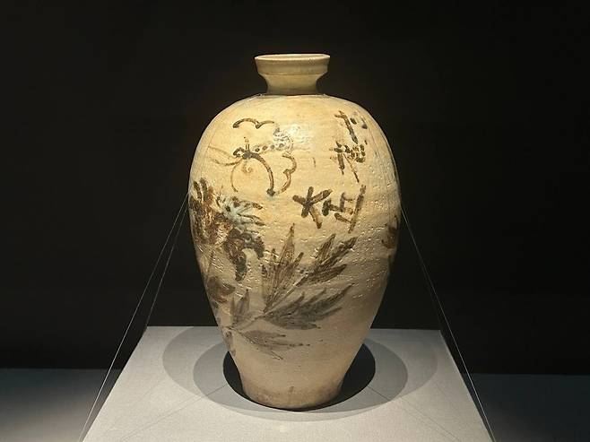 '대장최조' 글자가 적힌 고려 백자 매병      (서울=연합뉴스) 김예나 기자 = 5일 서울 강남구 호림박물관 신사분관에서 개막한 '미묘지색(微妙之色) -고려 백자와 조선 청자' 특별전에 고려시대 제작된 것으로 추정되는 백자 철화모란접문 '대장최조'명 매병이 전시돼 있다. 2026.3.5
    yes@yna.co.kr