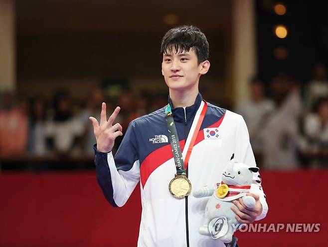 저요? 태권도 사상 첫 3연패 이대훈이요 (자카르타=연합뉴스) 박동주 기자 = 23일 오후 (현지시간) 인도네시아 자카르타 컨벤션센터에서 열린 2018 자카르타-팔렘방 아시안게임 태권도 겨루기 남자 68㎏급 시상식에서 금메달을 획득한 한국 이대훈이 포즈를 취하고 있다. 2018.8.23 pdj6635@yna.co.kr