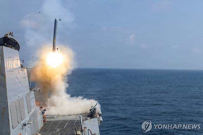 대이란 공격 위해 토마호크 미사일 발사하는 미 해군 함정 [로이터/미국 해군=연합뉴스]