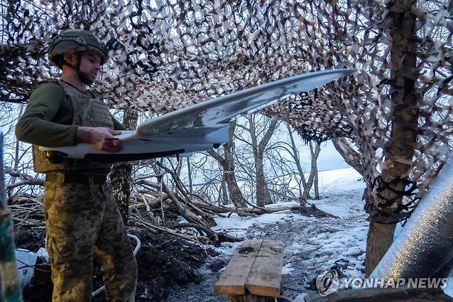 드론을 들고 있는 우크라이나 병사 [AP 연합뉴스 자료사진]