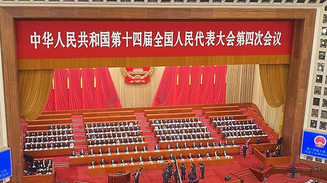 전인대 연례회의 (베이징=연합뉴스) 김현정 특파원 = 5일 전국인민대표대회(전인대) 연례회의가 개최된 베이징 인민대회당. 맨 뒷줄 좌측에 5석, 우측에 4석의 공석이 눈에 띈다. 2026.3.5 hjkim07@yna.co.kr