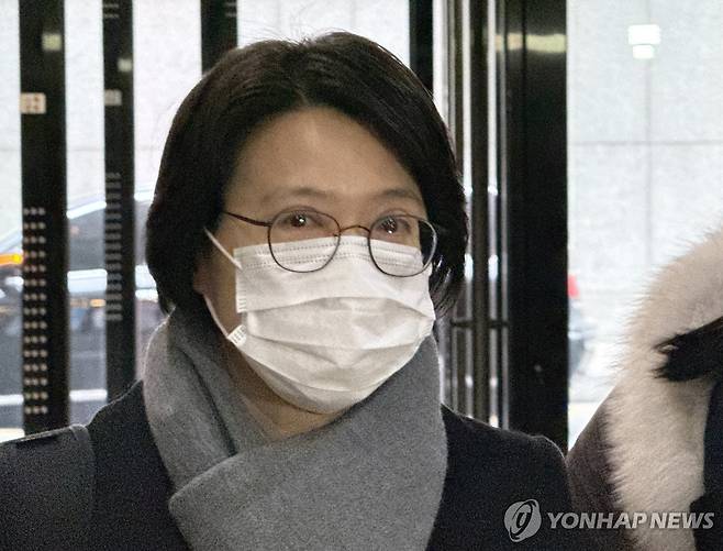 상설특검, 김동희 검사 재소환 (서울=연합뉴스) 전재훈 기자 = 김동희 부산고검 검사가 4일 서울 서초구 안권섭 상설특별검사 사무실에 출석하고 있다. 
    김 검사는 부천지청 차장검사 당시 부하 직원에게 쿠팡 퇴직금 미지급 사건을 불기소 처분하라고 외압을 행사했다는 의혹을 받는다. 2026.2.4 kez@yna.co.kr