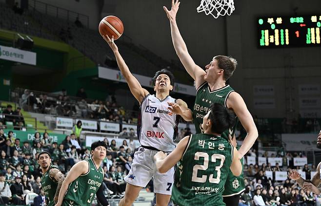 KCC 허훈(7번)의 슛 [KBL 제공. 재판매 및 DB 금지]