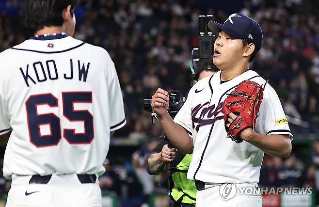 병살 처리하는 소형준 (도쿄=연합뉴스) 김인철 기자 = 5일 일본 도쿄돔에서 열린 2026 WBC 조별리그 C조 1차전 대한민국과 체코의 경기. 1회초 1사 1루 체코 바브라를 병살타로 처리한 한국 선발 소형준이 더그아웃으로 향하고 있다. 2026.3.5 yatoya@yna.co.kr