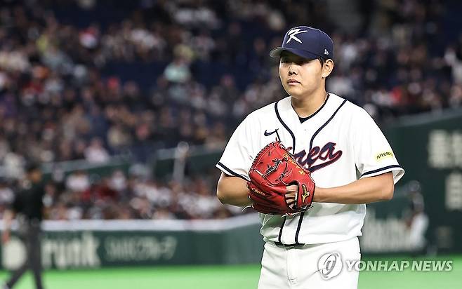 병살 처리하는 소형준 (도쿄=연합뉴스) 김인철 기자 = 5일 일본 도쿄돔에서 열린 2026 WBC 조별리그 C조 1차전 대한민국과 체코의 경기. 1회초 1사 1루 체코 바브라를 병살타로 처리한 한국 선발 소형준이 더그아웃으로 향하고 있다. 2026.3.5 yatoya@yna.co.kr