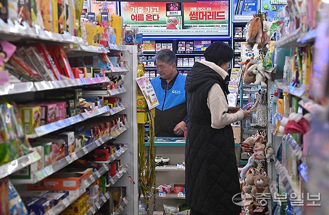 이제는 전국민의 삶에 없어선 안될 장소가 된 '편의점'이 시장 포화와 경기 불황, 이커머스 공세 등의 요인으로 사상 처음으로 점포 수가 줄어드는 역성장 국면에 진입한 가운데 5일 오후 수원시내 한 편의점에서 점주가 손님을 응대하고 있다. 김경민기자