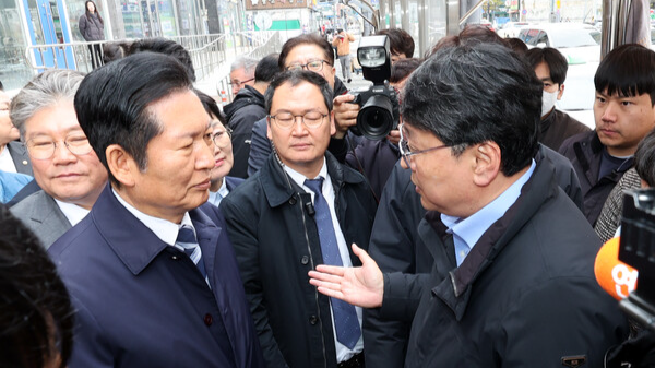 더불어민주당 정청래 대표가 6일 전남 영광 터미널시장을 찾은 가운데 한 지방선거 출마예정자가 당내 자격심사 결과에 대해 항의하고 있다. 연합뉴스