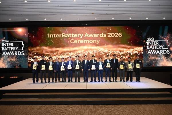 3일 서울 영등포구 여의도 글래드호텔에서 열린 '인터배터리 어워즈 2026'에서 수상자들이 기념사진을 촬영하고 있다. [출처=한국배터리산업협회]