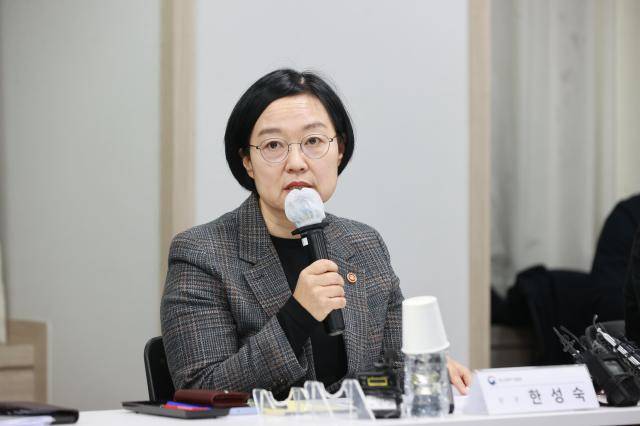 한성숙 중소벤처기업부 장관이 6일 서울 여의도동 소기업중앙회에서 열린 '중동 상황 중소기업 영향 점검 회의'에서 참석자들과 중동 상황 관련 중소기업 피해·애로사항 지원방안을 논의하고 있다. [사진=중기부]