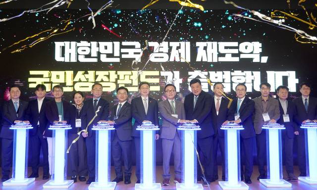 지난 12월 11일 서울 여의도 산업은행에서 열린 국민성장펀드 출범식에서 이억원 금융위원장과 박현주 미래에셋 회장, 서정진 셀트리온 회장, 박상진 한국산업은행 회장 등이 기념 세리머니를 하고 있다. /연합뉴스