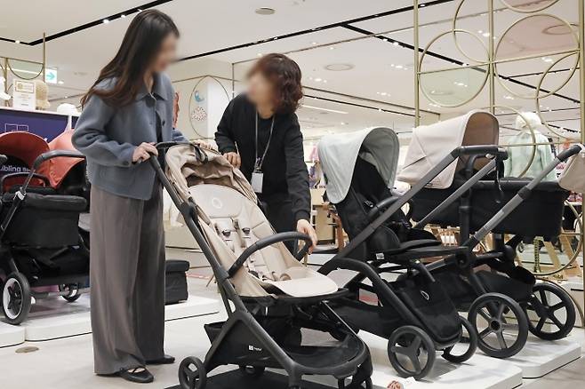 신세계 본점에서 고객이 유모차 매장을 둘러보고 있다./사진=신세계백화점 제공