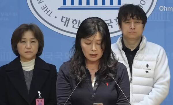 민민운, 민대련, 세종강물, 부산당당, 민경네, 파란고양이, 더민실 등 7개 더불어민주당 당원 단체의 대표자들이 6일 오후 국회 소통관에서 공소청법 정부안을 반대하는 기자회견을 열고 있다. 사진=오마이TV 중계 화면 갈무리