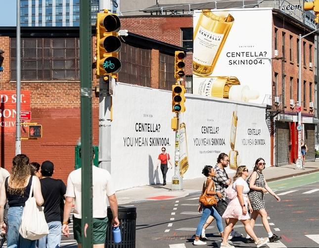 스킨1004가 지난해 미국 뉴욕에서 진행한 옥외광고./사진=스킨1004 제공