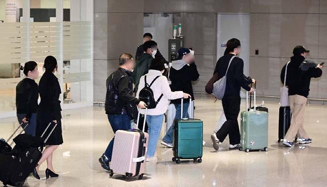 [이데일리 방인권 기자] 미국-이란 전쟁으로 중동 지역 긴장이 고조되는 가운데 이란에 체류하던 교민이 5일 인천국제공항으로 입국하고 있다.