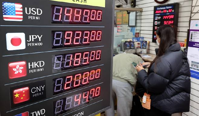 [이데일리 방인권 기자] 서울 명동 환전거래소를 찾은 외국인들이 환전을 하고 있다.