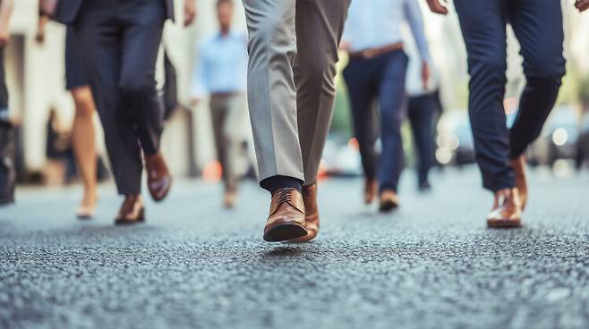 식사 전이나 후의 걷기는 강도나 시간이 같아도 건강에 미치는 영향에는 차이가 있다. 사진=게티이미지뱅크