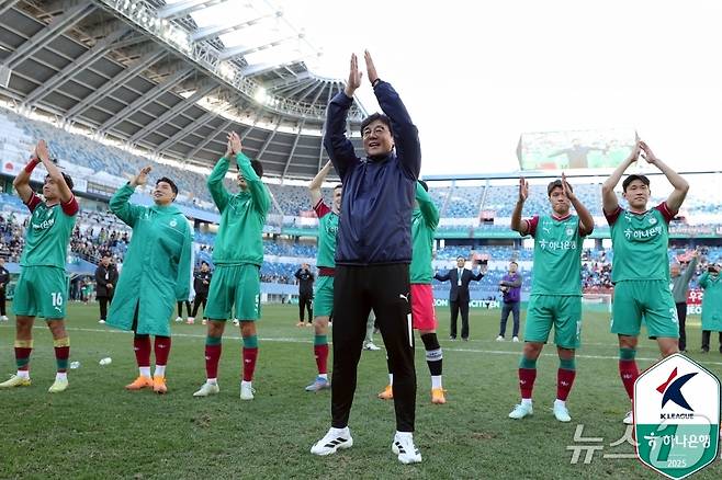 황선홍 감독이 이끄는 대전하나시티즌 (한국프로축구연맹 제공)
