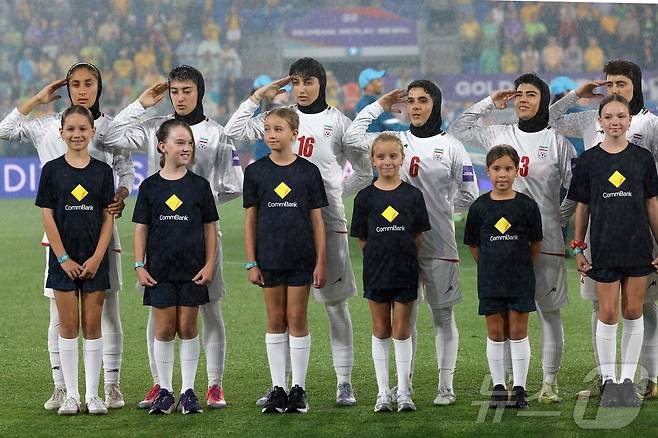 이란 여자축구대표팀이 5일 호주 골드코스트에서 열린 호주와 2026 AFC 여자 아시안컵 조별리그 A조 2차전을 앞두고 국가를 제창하고 있다. ⓒ AFP=뉴스1
