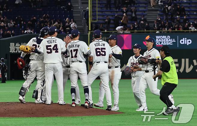 5일 오후 일본 도쿄돔에서 열린 2026 월드베이스볼클래식 C조 1차전 대한민국과 체코의 경기. 체코를 상대로 11대 4 승리를 거둔 대한민국 선수들이 기쁨을 나누고 있다. 2026.3.5 ⓒ 뉴스1 구윤성 기자
