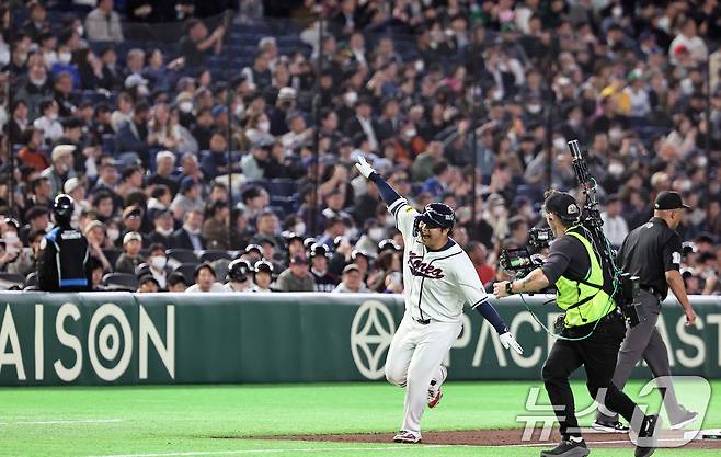 5일 오후 일본 도쿄돔에서 열린 2026 월드베이스볼클래식 C조 1차전 대한민국과 체코의 경기. 대한민국의 1회말 공격 1사 만루상황때 문보경이 만루홈런을 친 뒤 세리머니를 하고 있다. 2026.3.5 ⓒ 뉴스1 구윤성 기자