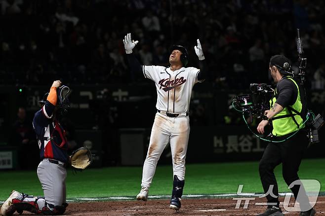 5일 오후 일본 도쿄돔에서 열린 2026 월드베이스볼클래식 C조 1차전 대한민국과 체코의 경기. 대한민국의 8회말 2사 주자없는 상황때 저마이 존스가 솔로홈런을 친 뒤 기뻐하고 있다. 2026.3.5 ⓒ 뉴스1 구윤성 기자
