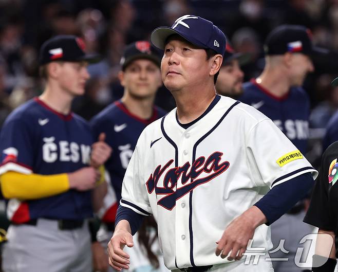 5일 오후 일본 도쿄돔에서 열린 2026 월드베이스볼클래식 C조 1차전 대한민국과 체코의 경기에 앞서 류지현 한국 감독이 그라운드에 입장하고 있다. 2026.3.5 ⓒ 뉴스1 구윤성 기자