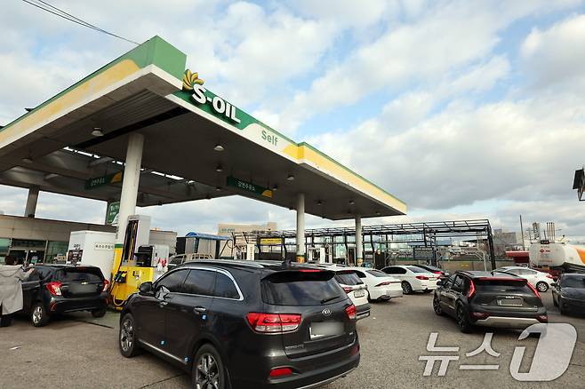 광주 평균 휘발유 가격이 ℓ당 1702원까지 오른 3일 광주 서구 치평동의 한 주유소가 주유를 위한 시민들로 가득하다. 2026.3.3 ⓒ 뉴스1 박지현 기자