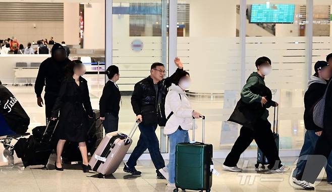 중동 사태 여파로 두바이 공항 운항 차질이 이어지면서 현지에 체류하던 한국인 관광객들이 5일 인천국제공항으로 귀국하고 있다. (공동취재) 2026.3.5 ⓒ 뉴스1 오대일 기자