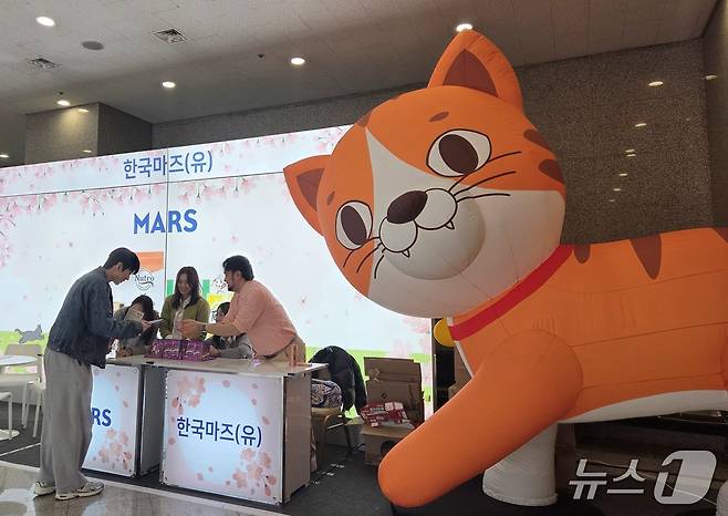 한국고양이수의사회는 서울 세종대에서 KSFM 컨퍼런스를 열었다. 한국마즈 부스. ⓒ 뉴스1