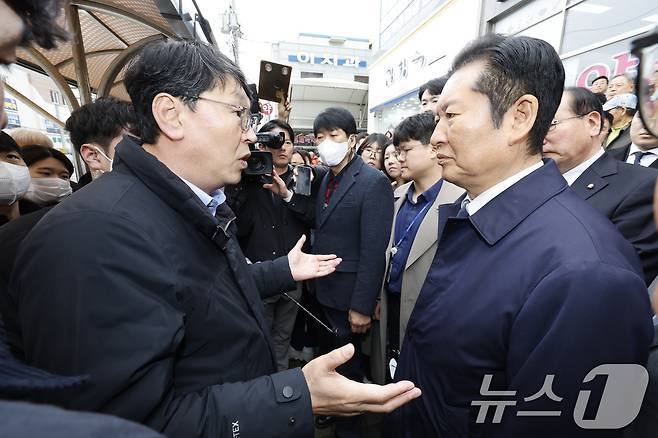 정청래 더불어민주당 대표가 6일 전남 영광터미널 시장에서 조성철 함평 군수 출마자로부터 '부적격'에 관련해 항의를 받고 있다. 2026.3.6 ⓒ 뉴스1 김태성 기자