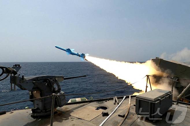 이란군 군사 훈련 중 미사일이 발사되고 있다. (이란군 제공) 2025.08.20. ⓒ 로이터=뉴스1 (사진은 기사 내용과 무관함) / 뉴스1 ⓒ News1