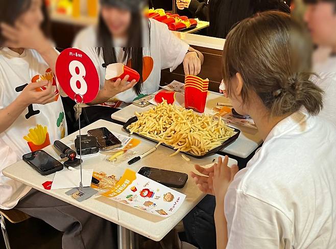 6일 맥도날드 신사점에서 열린 '감튀 모임'에서 참가자들이 감자튀김을 먹고 있다. ⓒ News1 배지윤기자