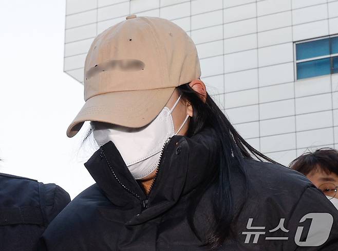 서울 강북구 수유동 모텔에서 약물이 든 음료를 건네 타인을 숨지게 한 혐의를 받는 20대 여성이 2월 12일 오전 서울 도봉구 북부지방법원에서 열린 영장실질심사(구속 전 피의자 심문)에 출석하고 있다.. 2026.2.12 ⓒ 뉴스1 안은나 기자
