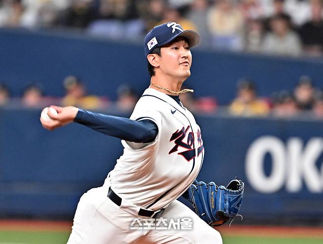 WBC 대한민국 야구대표팀의 고영표가 2일 일본 오사카 교세라돔에서 열린 한신 타이거즈와의 연습경기 5회말 등판해 힘차게 공을 던지고 있다. 2026. 3. 2. 오사카 | 박진업 기자 upandup@sportsseoul.com