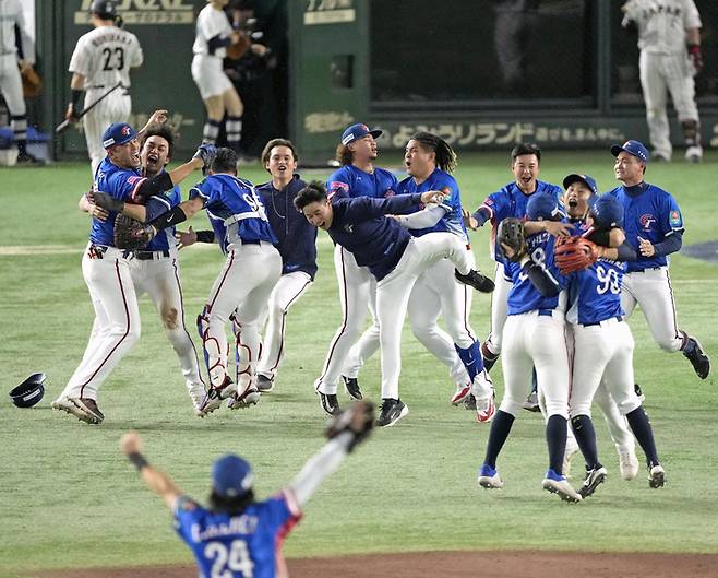 대만 대표팀이 일본 도쿄돔에서 열린 2024 WBSC 프리미어12 결승전 승리 후 기쁨을 나누고 있다. 사진 | 도쿄=로이터 연합뉴스