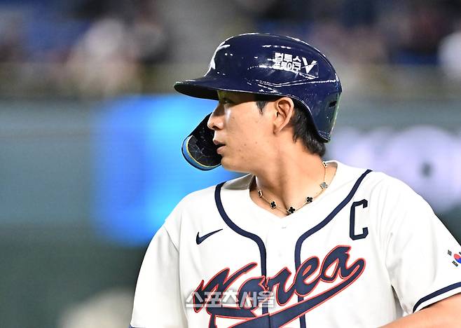 대한민국 야구대표팀의 이정후가 5일 일본 도쿄 도쿄돔에서 열린 2026 월드 베이스볼 클래식(WBC) 조별리그 체코와의 경기 8회말 2사 안타를 친 뒤 1루로 진루해 있다. 이정후가 착용하고 있는 목걸이는 1500만원대의 반클리프.  2026. 3. 5.  도쿄(일본) | 박진업 기자 upandup@sportsseoul.com