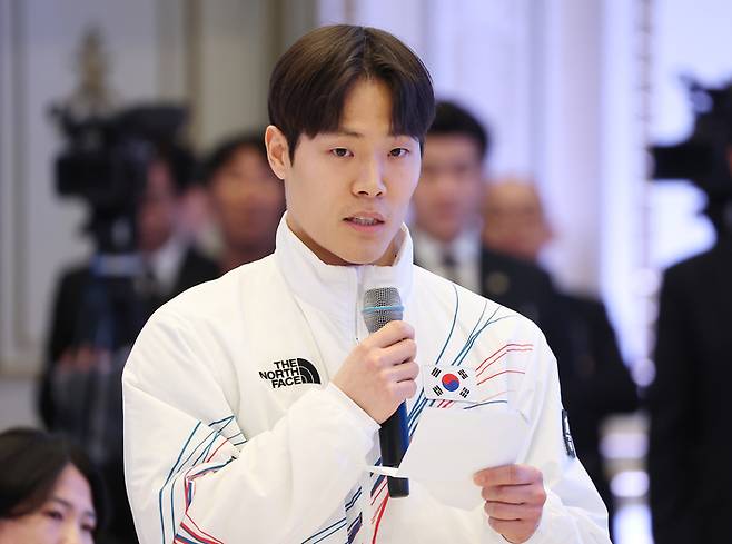 선수단 답사하는 정승기. 사진 | 연합뉴스