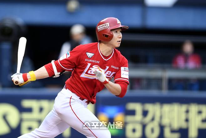 SSG 박성한이 24일 서울 잠실구장에서 열린 2025 KBO리그 두산과 경기 2회초 2사1루 파울타구를 바라보고 있다. 잠실 | 최승섭 기자 thunder@sportsseoul.com