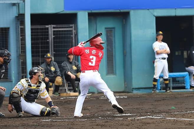 SSG 정준재가 25일 일본 미야자키 아이비 스타디움에서 열린 소프트뱅크전에서 타격하고 있다. 사진 | SSG 랜더스