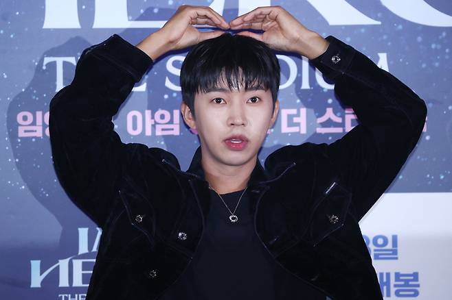 임영웅 ‘내가 바로 선물’     (서울=연합뉴스) 진연수 기자 = 가수 임영웅이 22일 오후 서울 용산구 CGV용산아이파크몰에서 열린 영화 ‘임영웅 | 아임 히어로 더 스타디움’ 언론시사회 및 무대인사에서 포즈를 취하고 있다. 2024.8.22     jin90@yna.co.kr (끝)   <저작권자(c) 연합뉴스, 무단 전재-재배포, AI 학습 및 활용 금지>